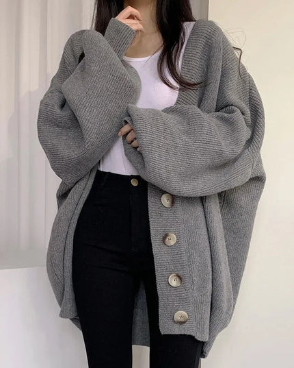 Damski sweter typu kardigan zapinany na guziki o kroju oversize