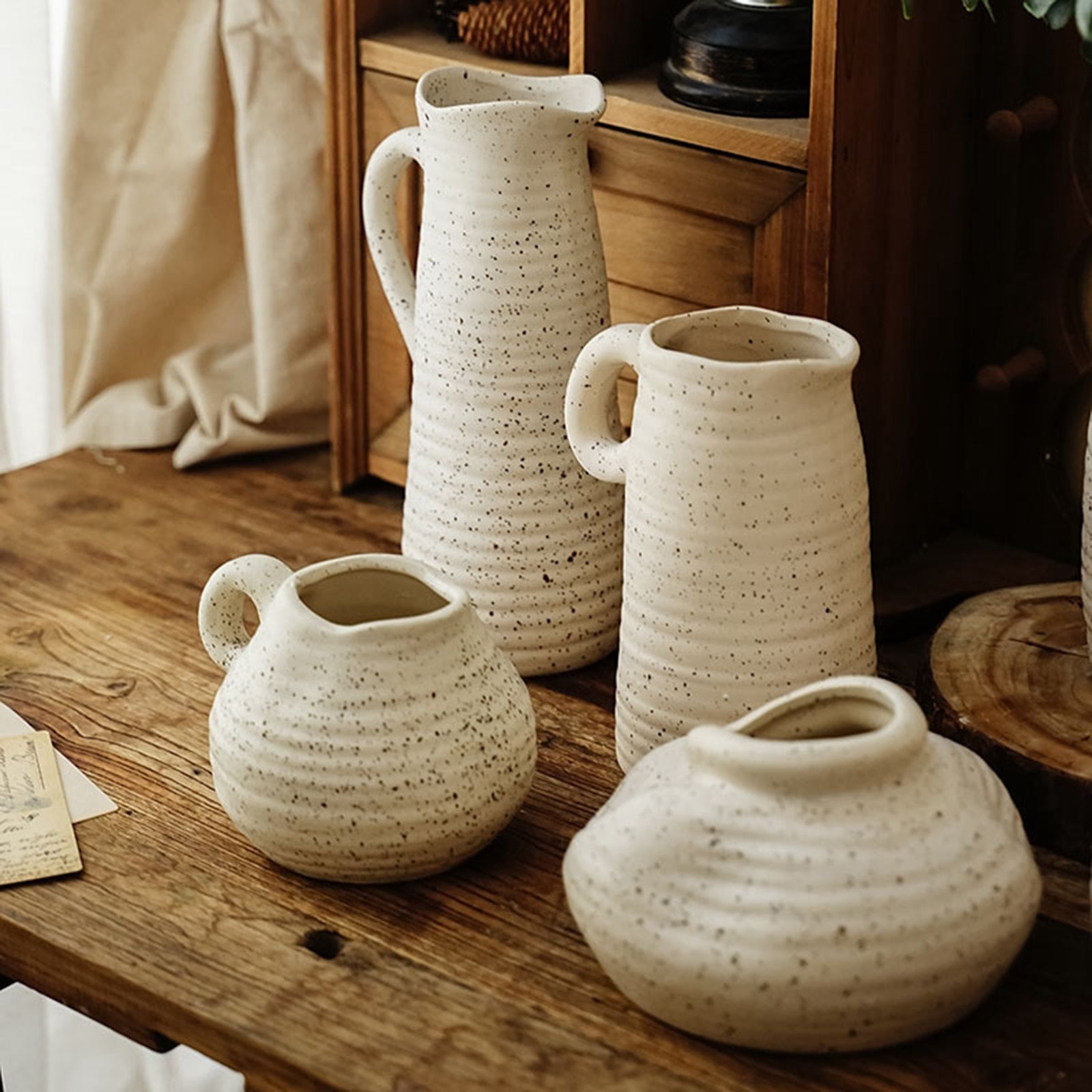 Wazon ceramiczny w jasnych kolorach w kropki