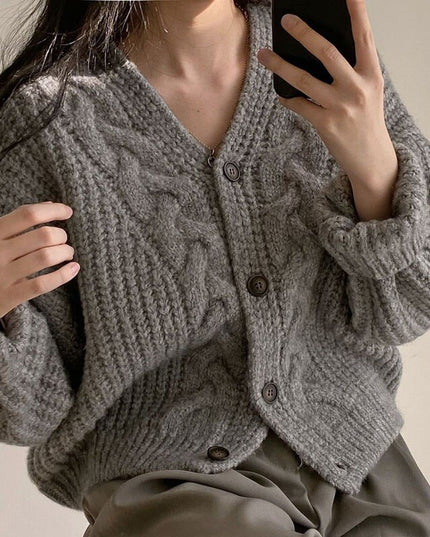 Damski sweter dziergany typu kardigan zapinany na guziki