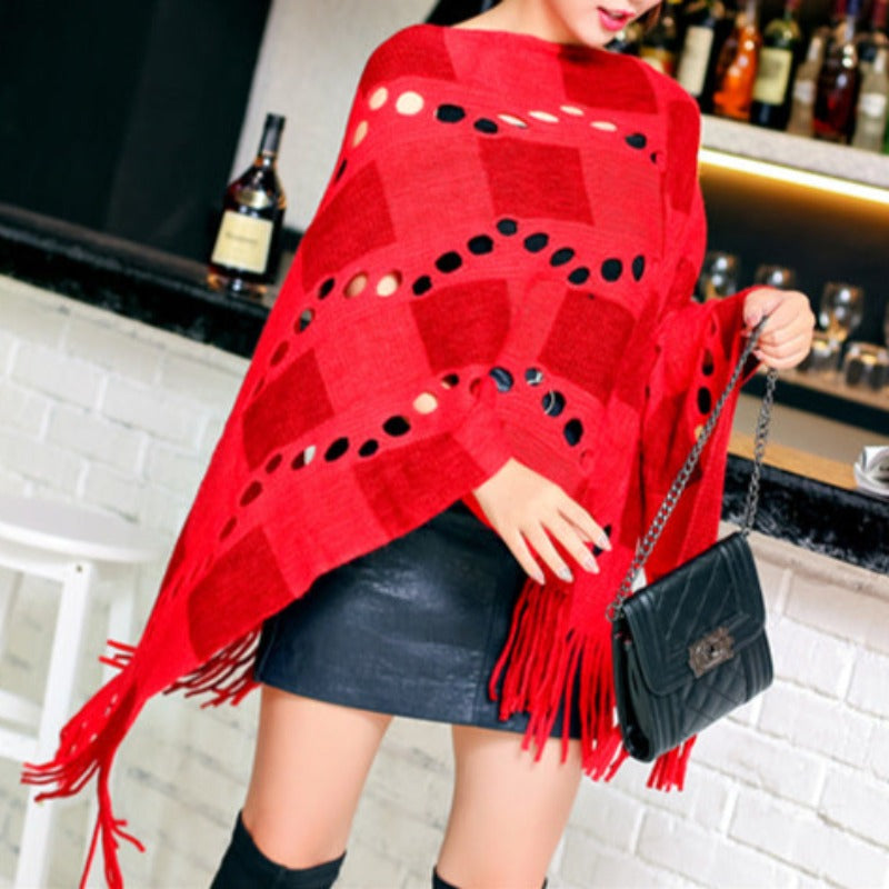 Damski sweter typu ponczo wykończony frędzlami