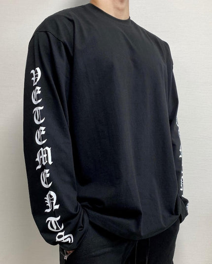 Męska koszulka z długim rękawem o prostym kroju z napisami na rękawach