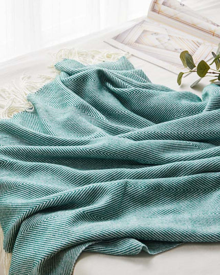 Koc we wzory o gładkiej fakturze z frędzlami