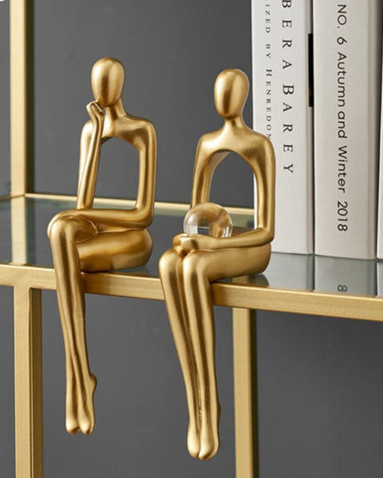 Figurka dekoracyjna postać w złotych kolorach z wycięciem