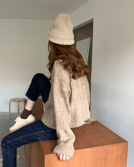 Damski sweter typu kardigan zapinany na guziki z dekoltem w łódkę