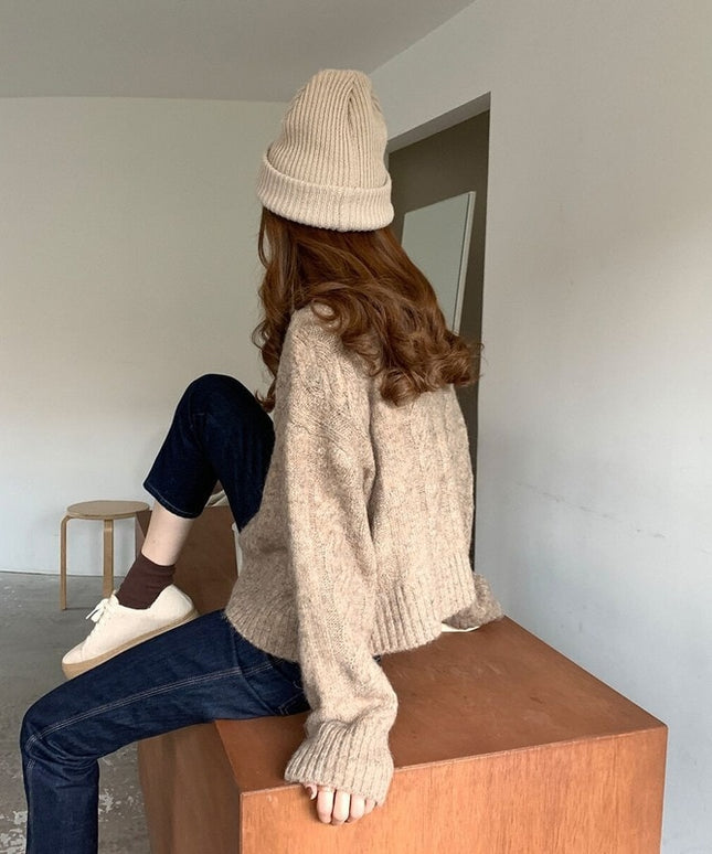 Damski sweter typu kardigan zapinany na guziki z dekoltem w łódkę