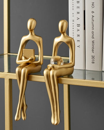 Figurka dekoracyjna postać w złotych kolorach z wycięciem