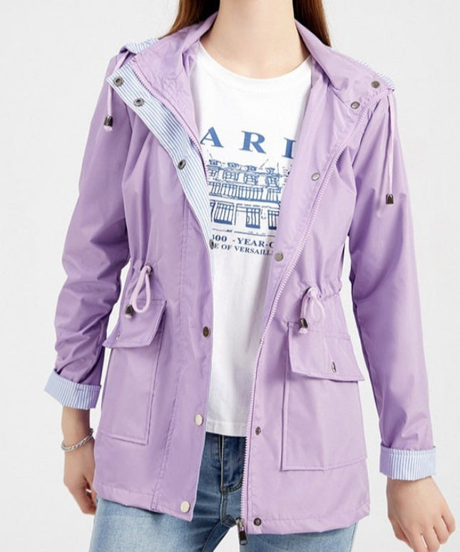 Damska kurtka przejściowa taliowana z kapturem