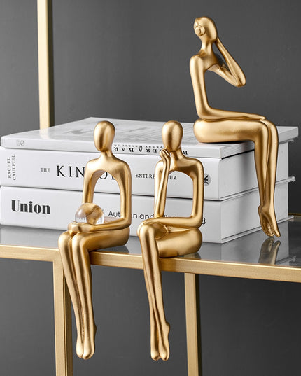 Figurka dekoracyjna postać w złotych kolorach z wycięciem