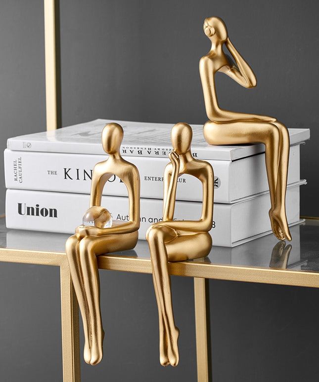 Figurka dekoracyjna postać w złotych kolorach z wycięciem