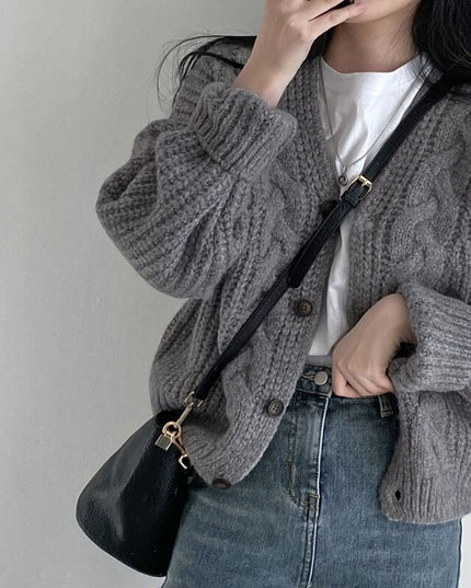 Damski sweter dziergany typu kardigan zapinany na guziki