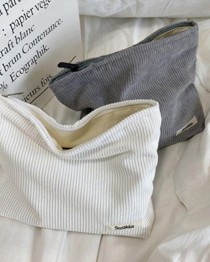 Kosmetyczka sztruksowa w jasnych kolorach