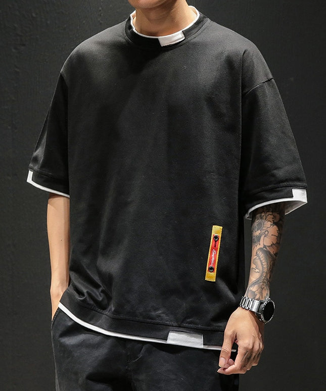 Męski T-shirt oversize z ozdobnymi wstawkami