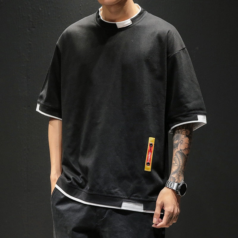 Męski T-shirt oversize z ozdobnymi wstawkami
