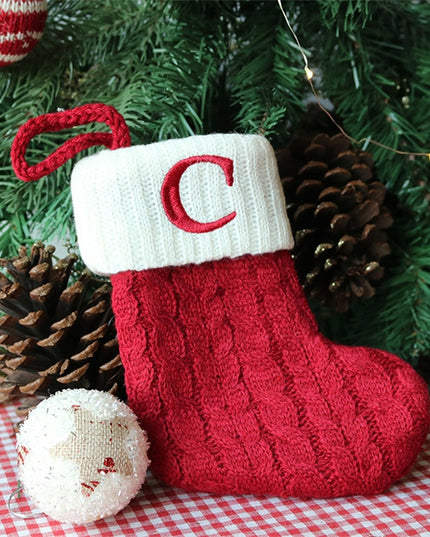 Świąteczna ozdoba wisząca w postaci skarpety z literą C