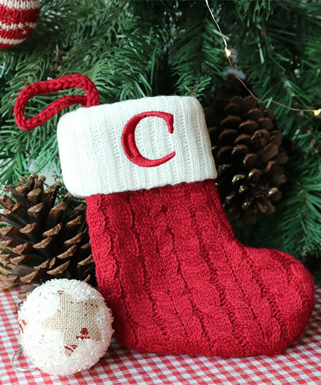 Świąteczna ozdoba wisząca w postaci skarpety z literą C