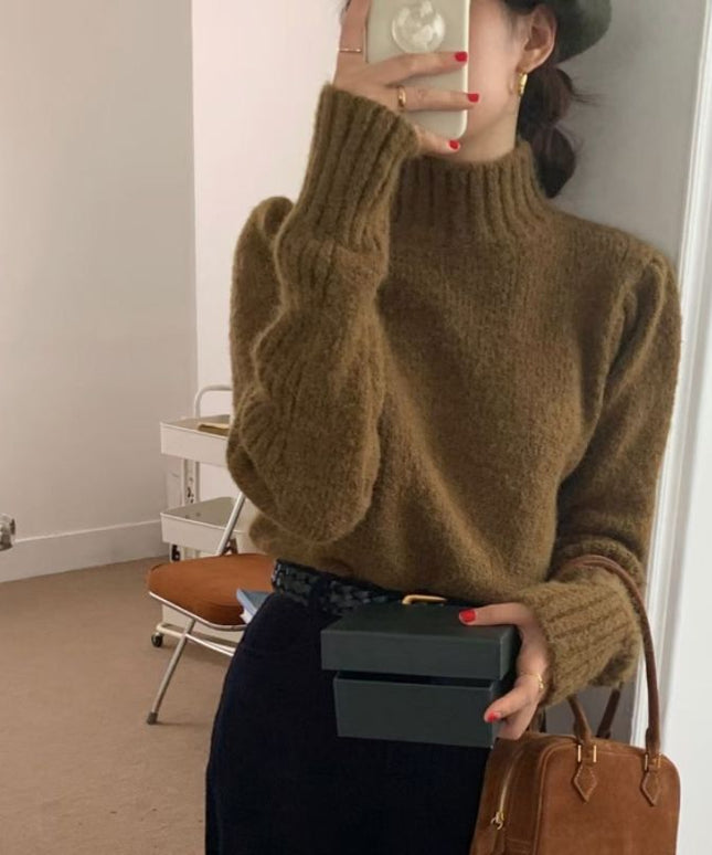 Damski sweter z golfem o prostym kroju