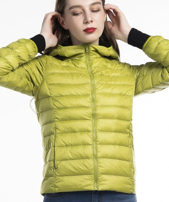 Damska kurtka przejściowa pikowana z kapturem w letnich kolorach