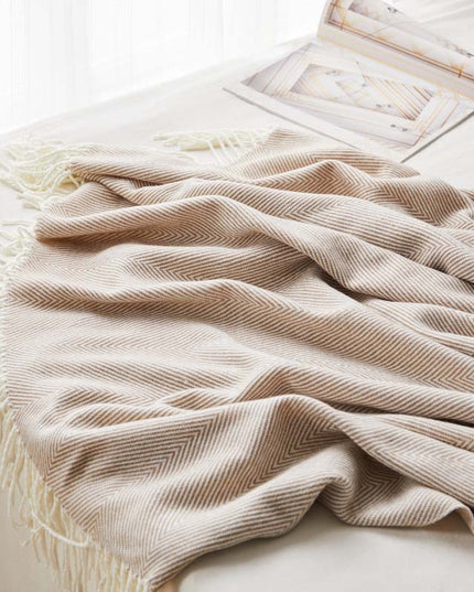 Koc we wzory o gładkiej fakturze z frędzlami