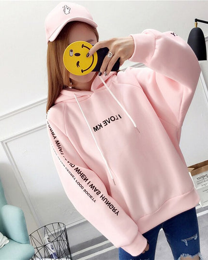 Damska bluza z napisami na rękawach