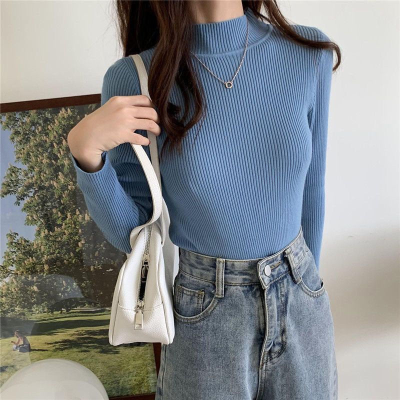 Damski sweter typu golf o dopasowanym kroju