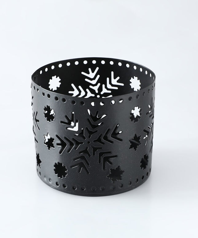 Świąteczny świecznik czarny z ażurowymi dekorami w kształcie śnieżynek