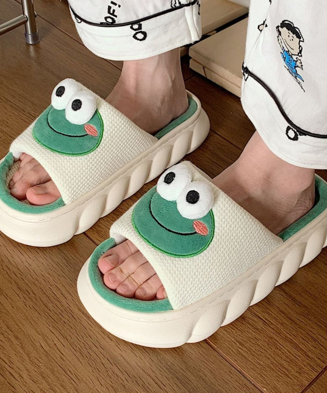 Komfortowe klapki na platformie z motywem żaby
