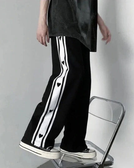 Damskie spodnie dresowe z serduszkami na nogawkach