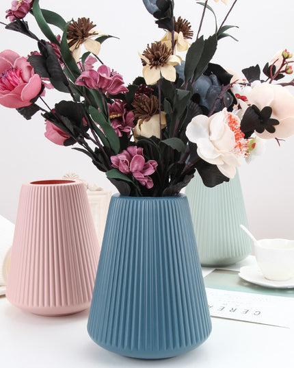 Wazon o prążkowanej strukturze kształt tuba