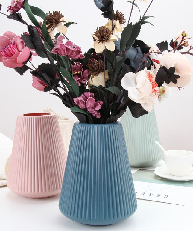 Wazon o prążkowanej strukturze kształt tuba