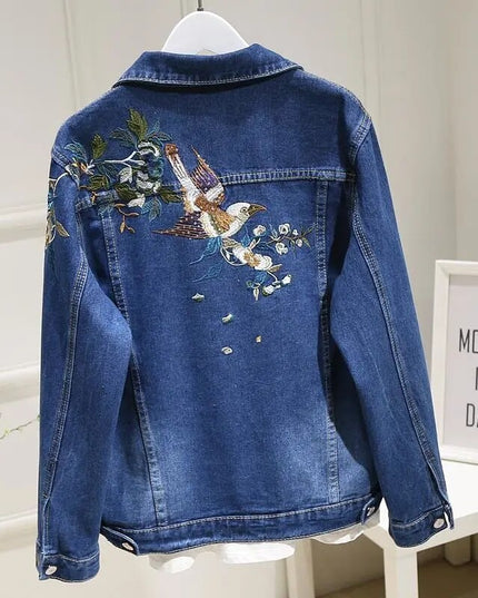 Damska kurtka jeansowa z haftem na plecach i przetarciami
