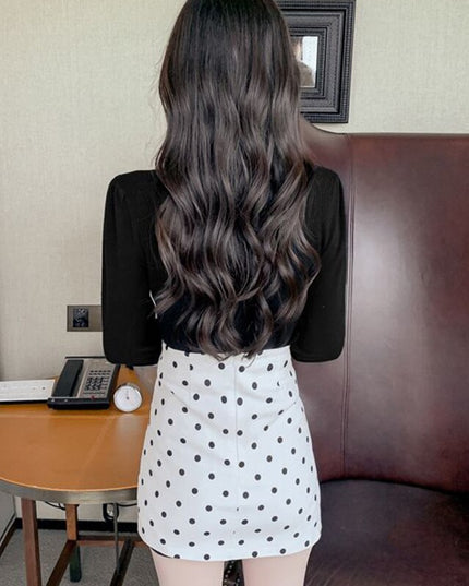 Damski sweter z golfem wykończonym falbanką i guzikami