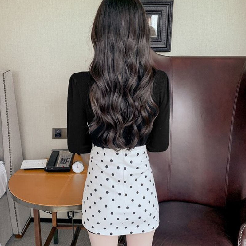 Damski sweter z golfem wykończonym falbanką i guzikami