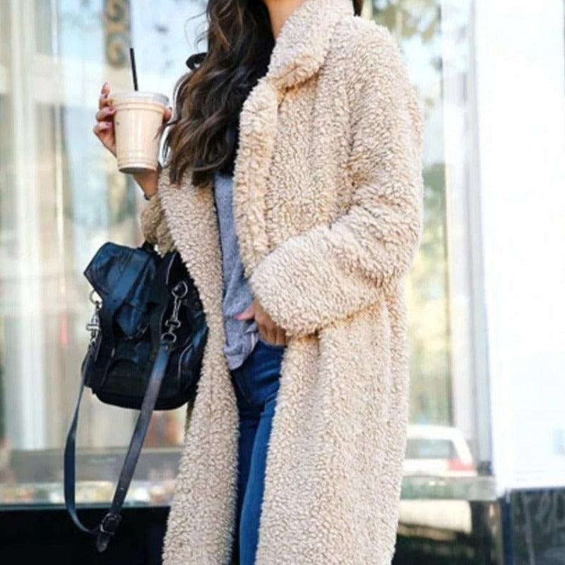 Damski płaszcz futrzany długości do kolana