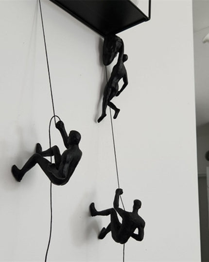 Figurka dekoracyjna wspinający się mężczyzna metaliczna