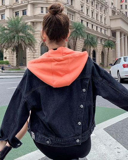 Damska kurtka jeansowa oversize z kontrastowym kapturem