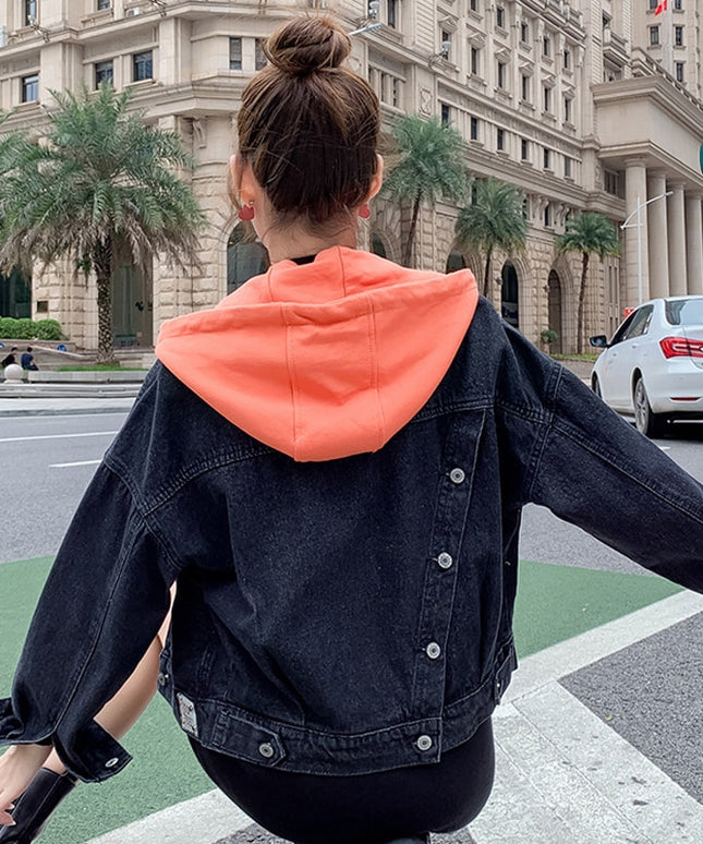 Damska kurtka jeansowa oversize z kontrastowym kapturem