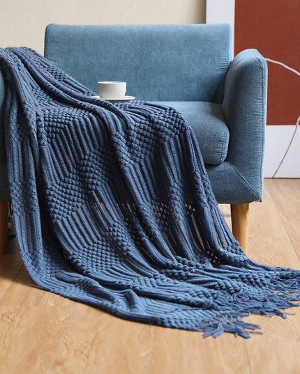 Elegancki koc z frędzlami i wytłaczaną fakturą