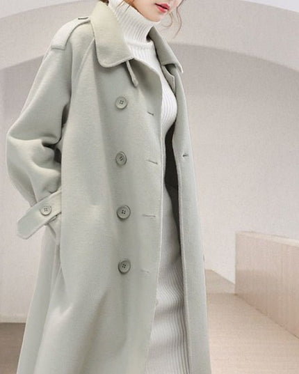 Damski płaszcz z guzikami wiązany w talii