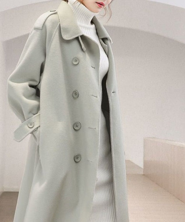 Damski płaszcz z guzikami wiązany w talii