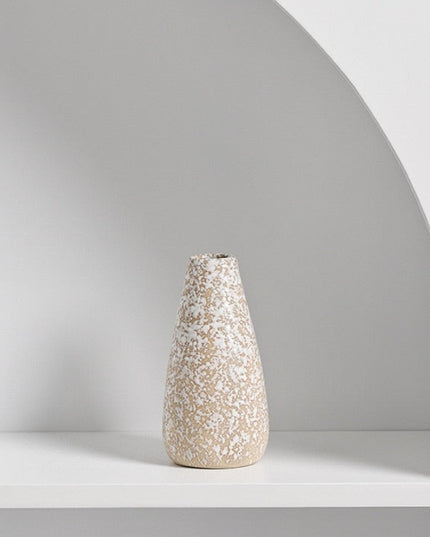 Wazon o chropowatym złotym wykończeniu