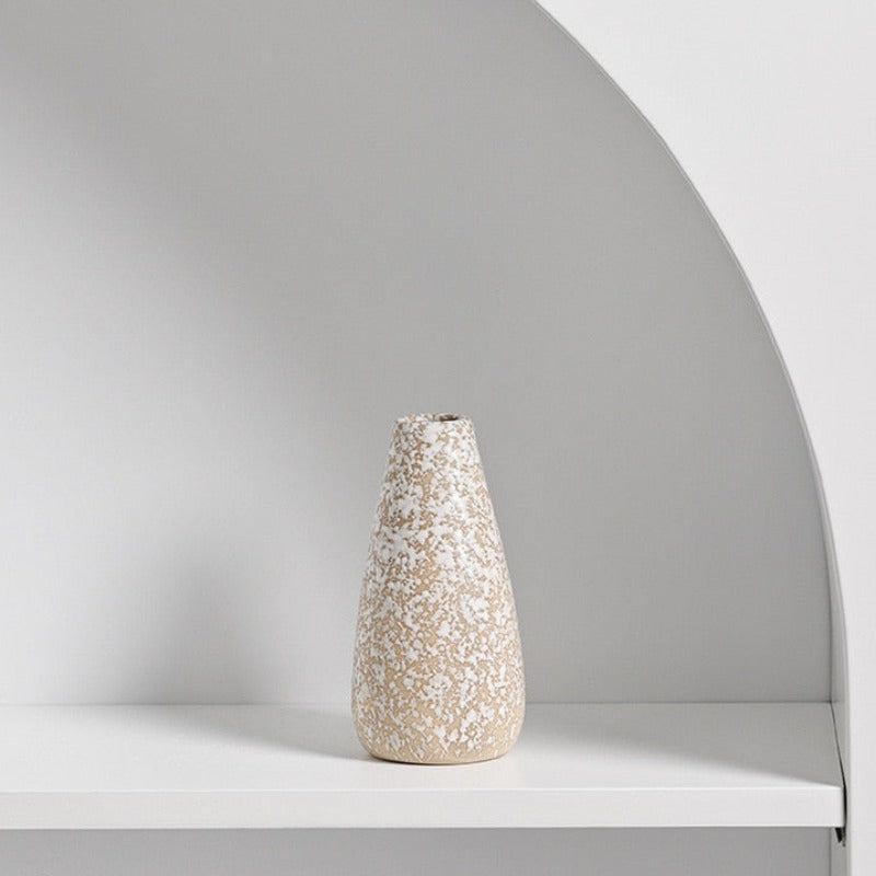 Wazon o chropowatym złotym wykończeniu