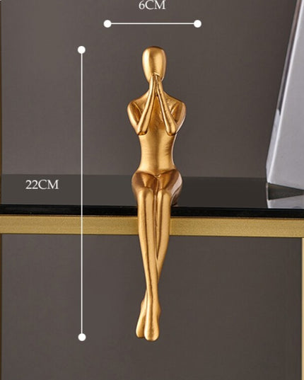 Figurka dekoracyjna postać w złotym kolorze