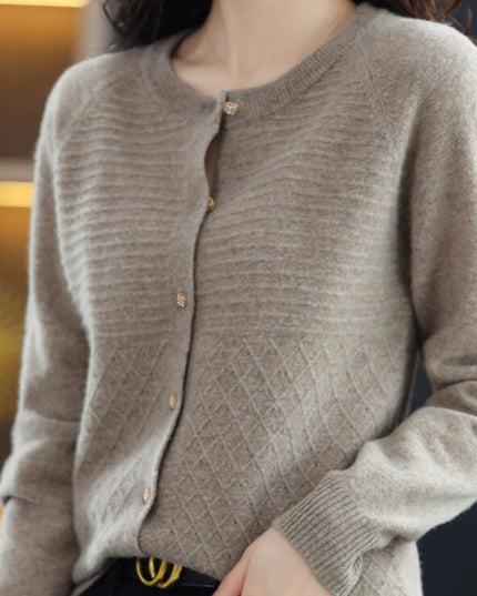 Damski sweter typu kardigan zapinany na guziki