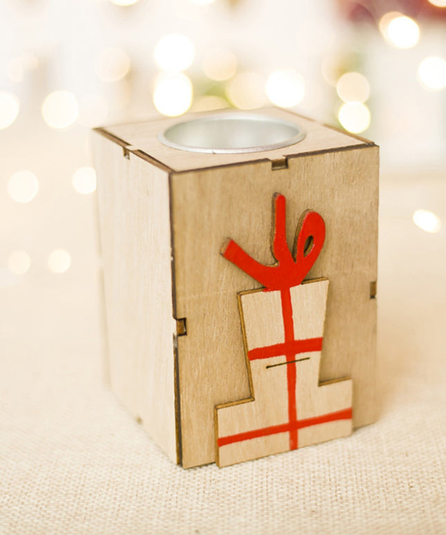 Świąteczny świecznik drewniany z trójwymiarowym prezentem