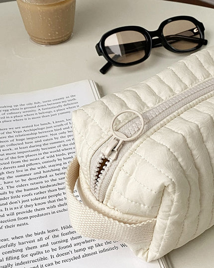 Kosmetyczka podróżna z haftem w jasnym kolorze