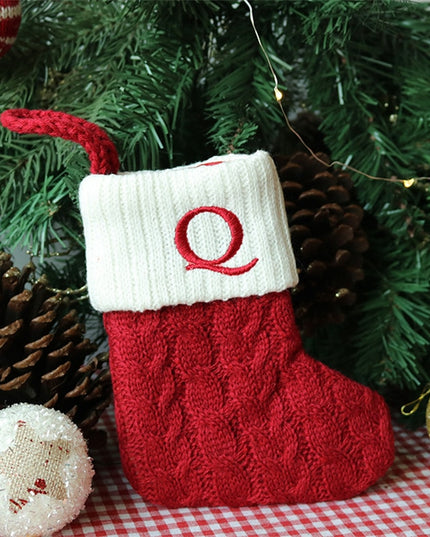 Świąteczna ozdoba wisząca w postaci skarpety z literą Q