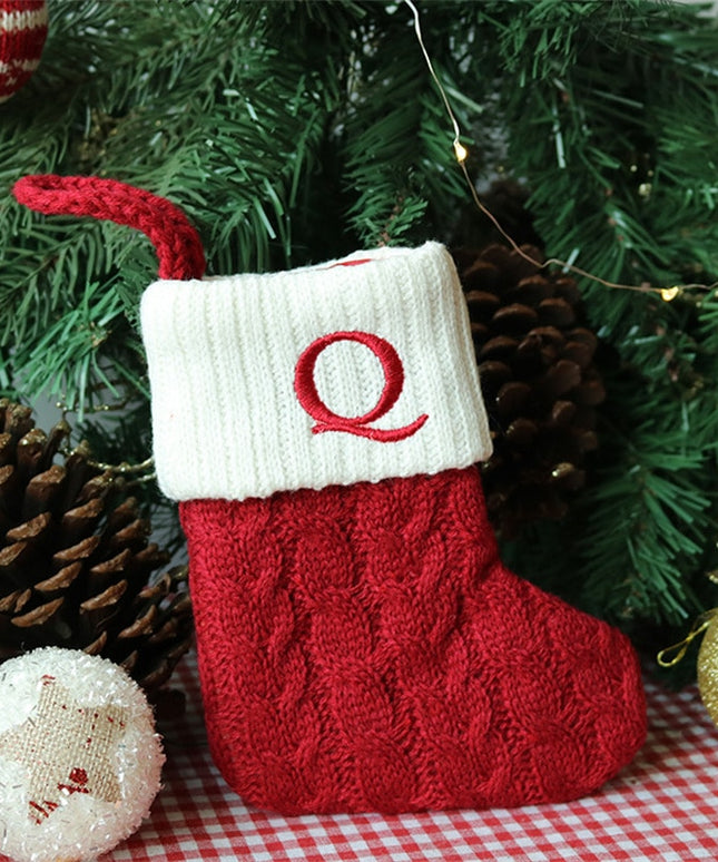 Świąteczna ozdoba wisząca w postaci skarpety z literą Q