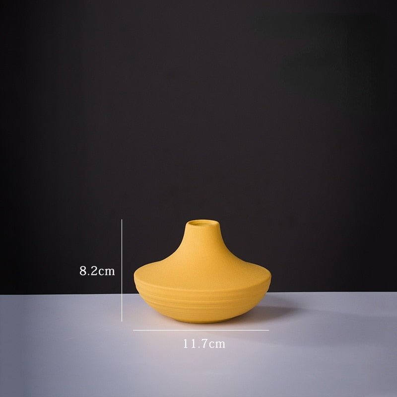 Wazon ceramiczny w żółtym kolorze
