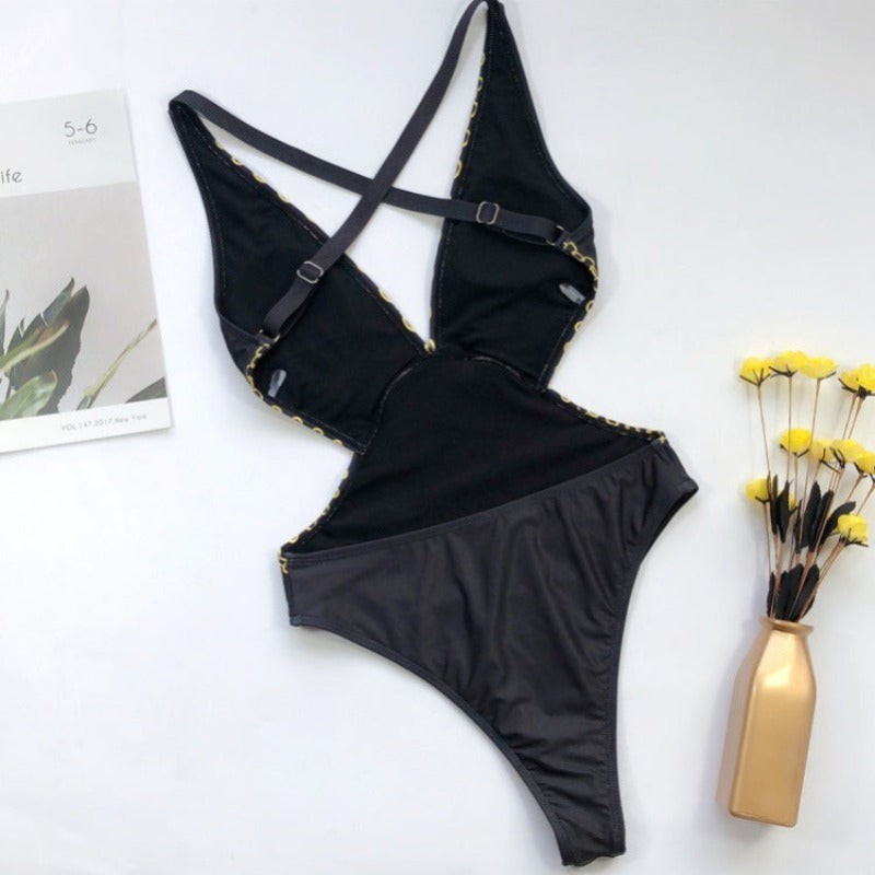 Damski jednoczęściowy strój kąpielowy monokini z odkrytymi plecami i motywem łańcuszka