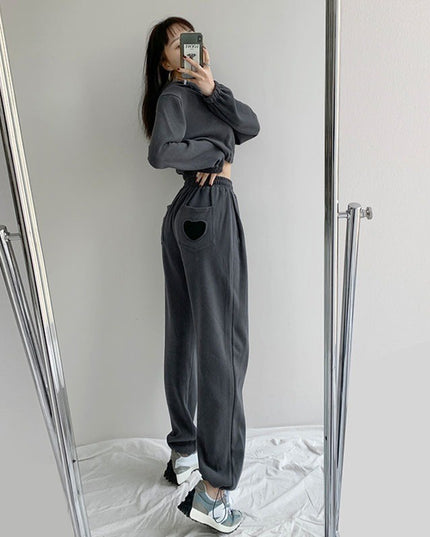 Damskie spodnie dresowe z serduszkiem na kieszonce